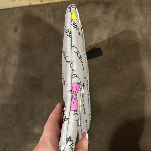 Betsy Johnson Dog zipped pouch - Picture 4 of 6